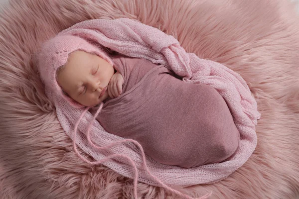 Bebê Recém Nascido Adorável Deitado Pele Falsa Vista Superior — Fotografia de Stock