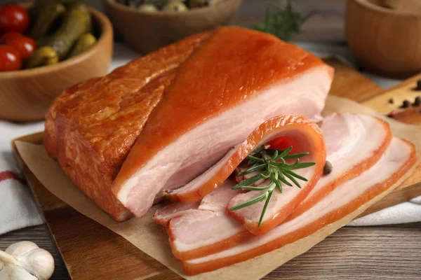 Délicieux Bacon Fumé Romarin Sur Table Bois Gros Plan — Photo
