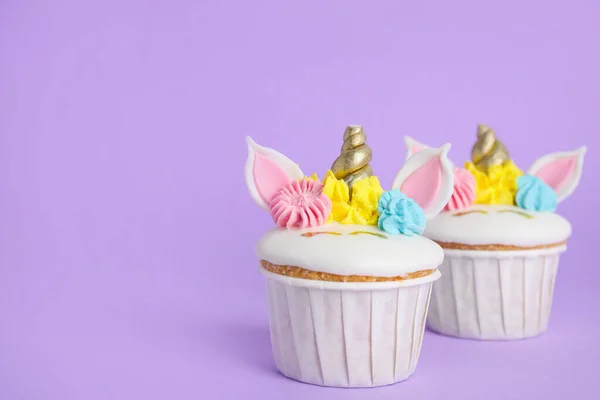 Bonitos Pastelitos Unicornio Dulce Sobre Fondo Violeta Espacio Para Texto —  Fotos de Stock