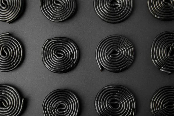 Смачні Лікерні Цукерки Чорному Тлі Плоска Лежа — стокове фото