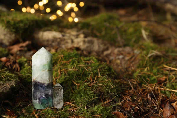 Kristalle Auf Moos Gegen Verschwommenes Licht Platz Für Text — Stockfoto
