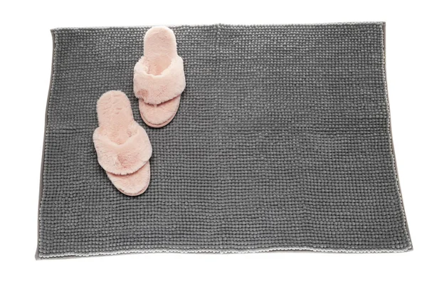 Tapis Bain Gris Doux Pantoufles Isolés Sur Blanc Vue Dessus — Photo