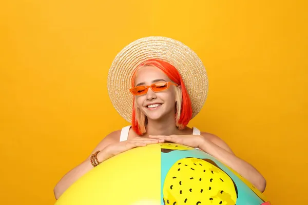 Красивая Молодая Женщина Яркими Окрашенными Волосами Надувным Мячом Оранжевом Фоне — стоковое фото