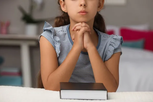 Χαριτωμένο Κοριτσάκι Προσεύχεται Πάνω Από Βίβλο Στο Υπνοδωμάτιο Closeup — Φωτογραφία Αρχείου