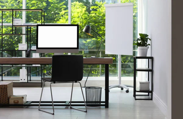 Local Trabalho Confortável Com Computador Moderno Mobiliário Elegante Quarto Design — Fotografia de Stock