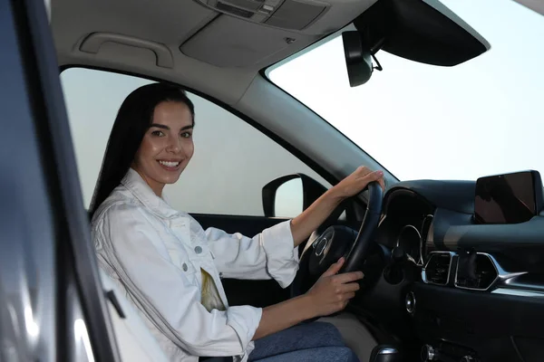 现代汽车司机座位上漂亮的年轻女子 — 图库照片