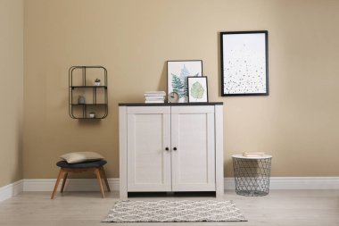 Aydınlık duvarın yanındaki çekmecelerin olduğu modern oda.