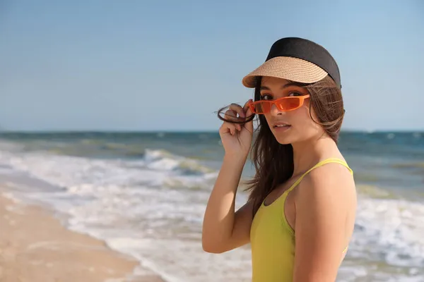 Vacker Ung Kvinna Med Ljusa Solglasögon Stranden — Stockfoto