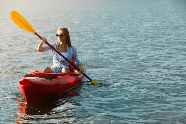 Mooie Vrouw Kajakken Rivier Ruimte Voor Tekst Zomeractiviteit — Stockfoto