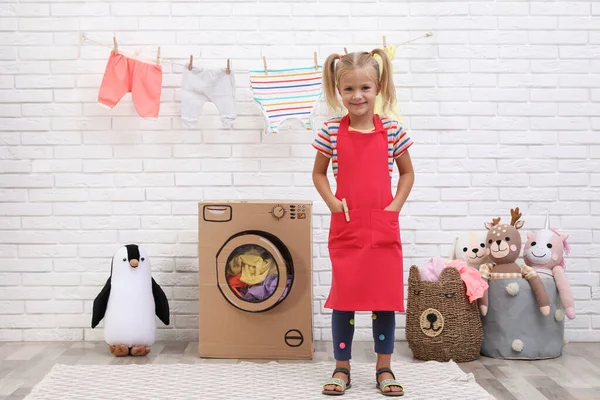 Petite Fille Jouant Avec Jouet Machine Laver Carton Intérieur — Photo