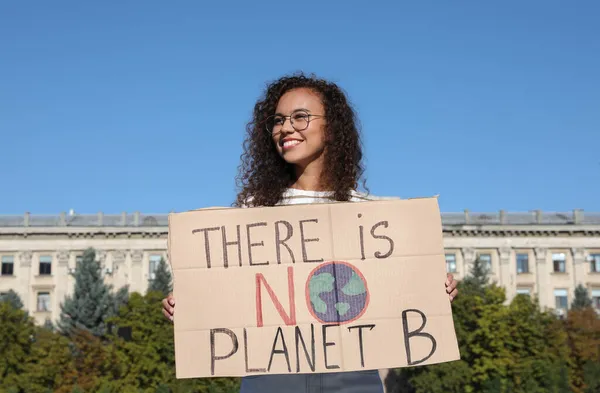 アフリカ系アメリカ人の若い女性が屋外の気候変動に抗議するポスター — ストック写真
