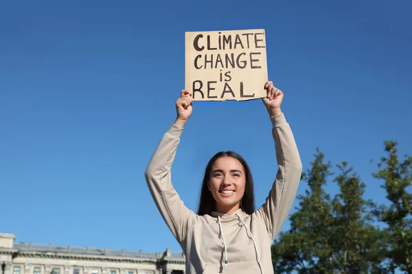 Νεαρή Γυναίκα Αφίσα Διαμαρτύρεται Κατά Της Κλιματικής Αλλαγής Εξωτερικούς Χώρους — Φωτογραφία Αρχείου