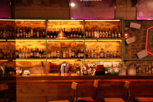 Размытый вид барной стойки в кафе