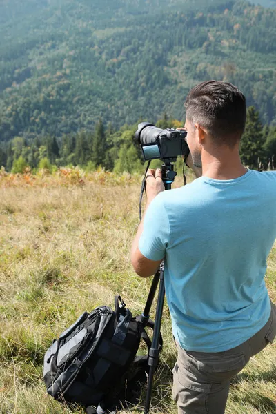 Fotografo Professionista Scattare Foto Con Fotocamera Moderna Montagna Vista Posteriore — Foto Stock