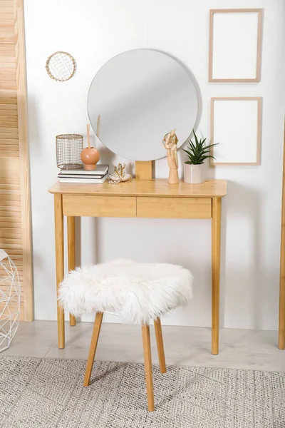 Table Toilette Moderne Bois Avec Miroir Tabouret Dans Chambre — Photo