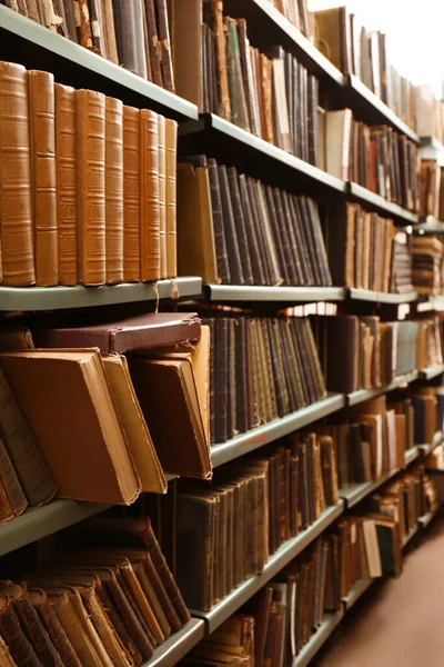 Collectie Van Verschillende Boeken Planken Bibliotheek — Stockfoto