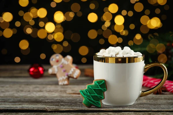 Köstliche Heiße Schokolade Mit Marshmallows Und Weihnachtsbaum Lebkuchen Auf Holztisch — Stockfoto