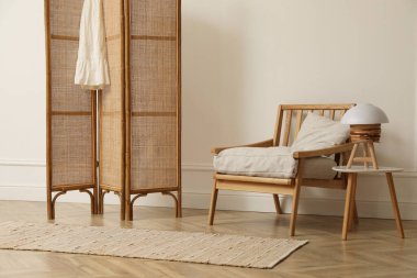 Katlanan perdeli ve koltuklu şık bir oda. İç tasarım