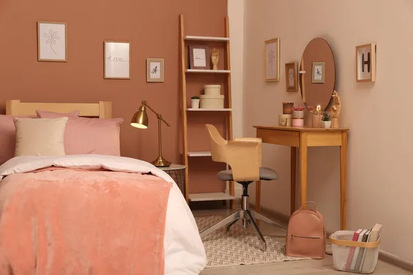 Teenage Mädchen Schlafzimmer Interieur Mit Stilvollen Möbeln Und Schönen Dekorationselementen — Stockfoto
