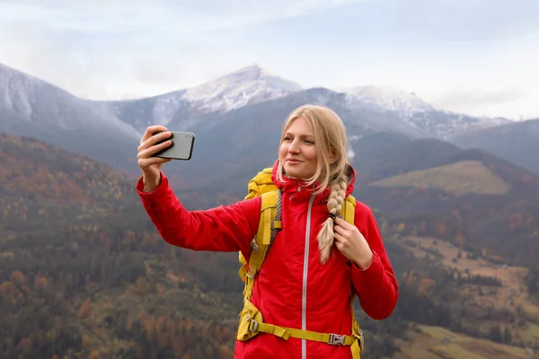 Ευτυχισμένη Νεαρή Γυναίκα Που Παίρνει Selfie Τηλέφωνο Στα Βουνά — Φωτογραφία Αρχείου