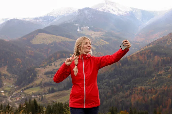 Gelukkig Jong Vrouw Het Nemen Van Selfie Met Telefoon Bergen — Stockfoto