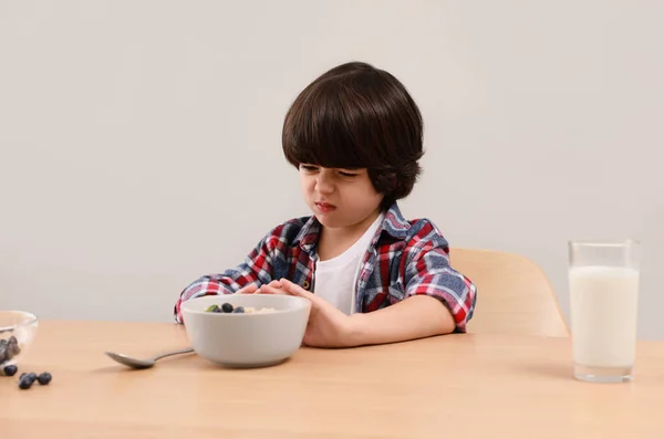 Netter Kleiner Junge Weigert Sich Sein Frühstück Tisch Auf Grauem — Stockfoto