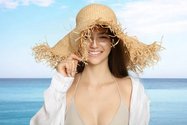 Menina Adolescente Com Creme Proteção Solar Seu Rosto Perto Mar — Fotografia de Stock