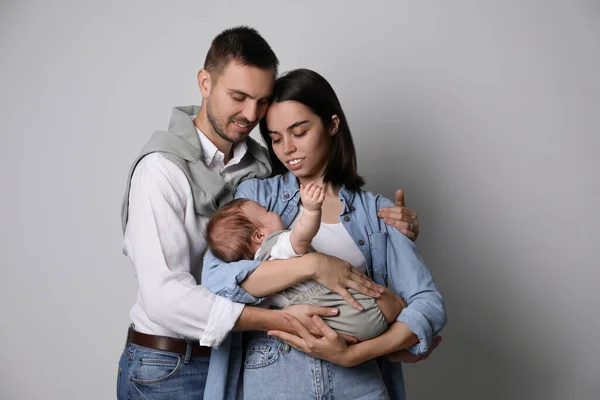 幸せな家族だ カップルともに彼らの可愛いです赤ん坊上の灰色 — ストック写真