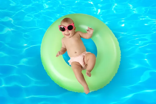 Niedliches Kleines Baby Mit Aufblasbarem Ring Schwimmbad Von Oben Gesehen — Stockfoto