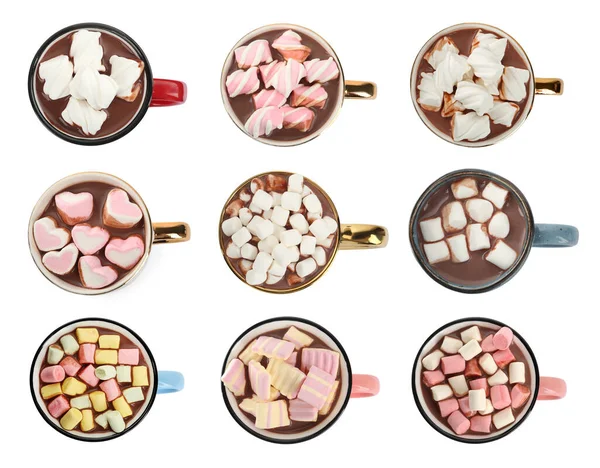 Conjunto Com Xícaras Chocolate Quente Delicioso Fundo Branco Vista Superior — Fotografia de Stock