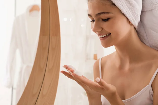 Hermosa Adolescente Aplicando Espuma Limpiadora Cara Casa Espacio Para Texto —  Fotos de Stock