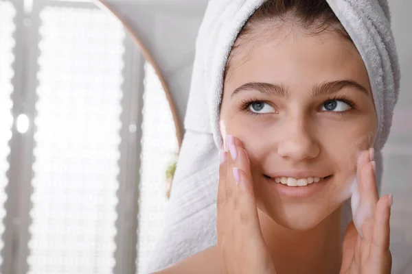 Hermosa Adolescente Aplicando Espuma Limpiadora Cara Baño Espacio Para Texto —  Fotos de Stock