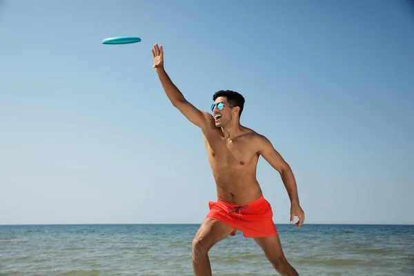 Homem Feliz Pegando Disco Voador Praia Dia Ensolarado — Fotografia de Stock