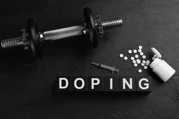 Drewniane Kostki Słowem Doping Hantle Narkotyki Czarnym Tle Płaski Leżak — Zdjęcie stockowe