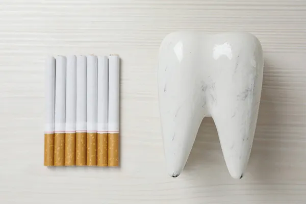 Modelo Dente Danificado Cigarros Mesa Madeira Branca Flat Lay — Fotografia de Stock