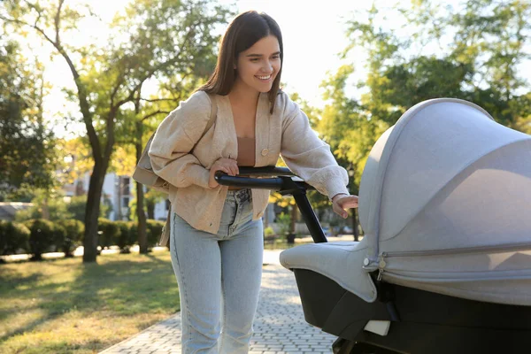 Ung Mor Går Med Sitt Barn Barnvagn Parken Solig Dag — Stockfoto