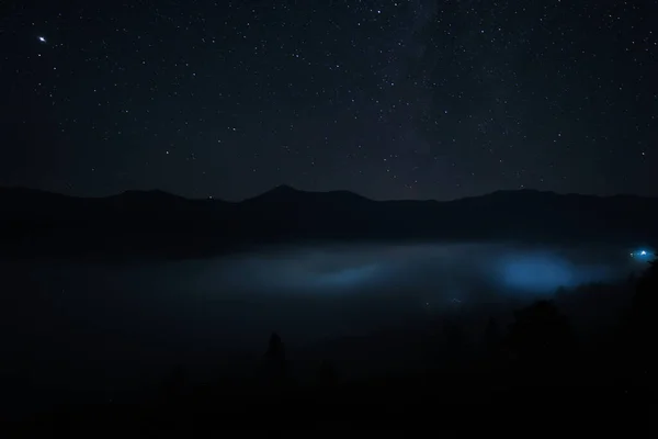 Όμορφη Θέα Ομιχλώδη Βουνά Κάτω Από Έναστρο Ουρανό Νύχτα — Φωτογραφία Αρχείου