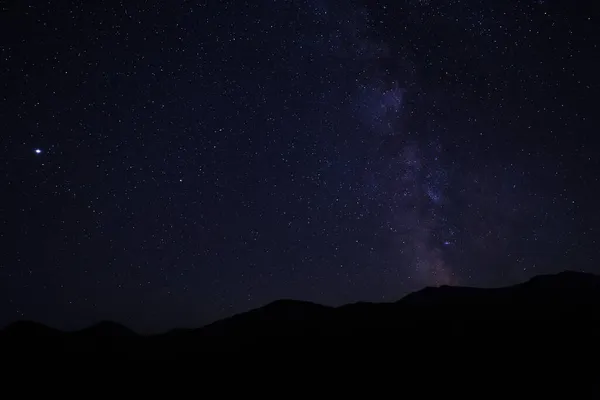 Bela Vista Com Céu Estrelado Sobre Montanhas Noite — Fotografia de Stock