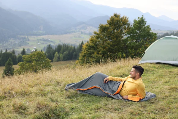 Uomo Sacco Pelo Vicino Tenda Campeggio Sulla Collina Spazio Testo — Foto Stock