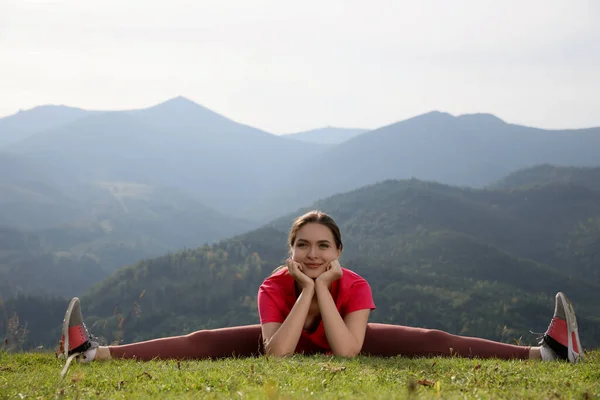 Junge Frau Macht Morgengymnastik Den Bergen Raum Für Text — Stockfoto