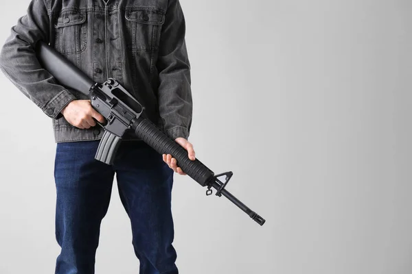 Útočná Zbraň Muž Držící Pušku Světlém Pozadí Detailní Záběr Mezera — Stock fotografie