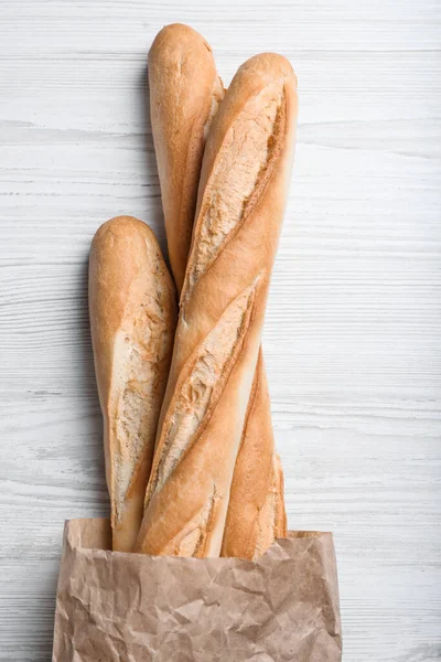 Baguettes Savoureuses Paquet Sur Table Bois Blanc Vue Sur Dessus — Photo