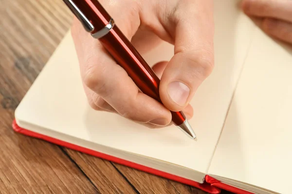 Homem Escrevendo Com Caneta Caderno Mesa Madeira Close Mão — Fotografia de Stock