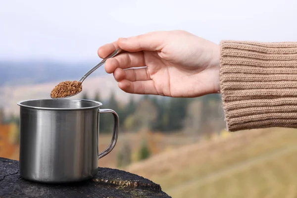 Mujer Vertiendo Café Instantáneo Taza Las Montañas Primer Plano — Foto de Stock