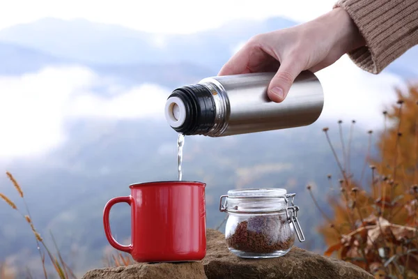 Mujer Vertiendo Agua Caliente Del Termo Taza Con Café Instantáneo — Foto de Stock