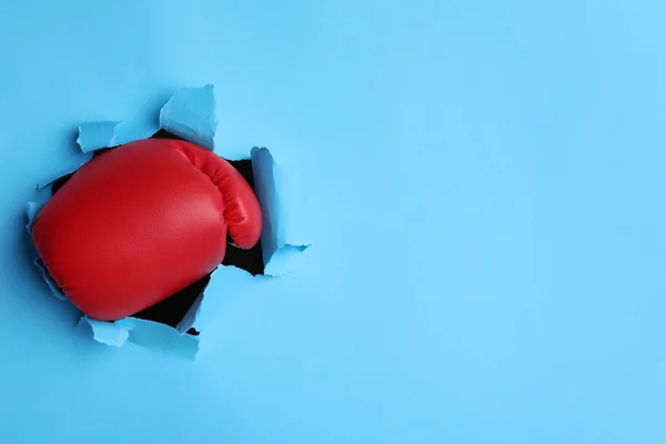 Man Bryter Igenom Ljusblått Papper Med Boxningshandske Närbild Plats För — Stockfoto