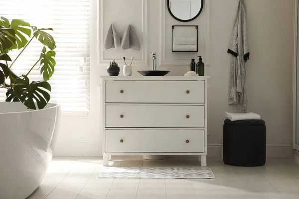 Stilvolle Matte Mit Muster Der Nähe Der Kommode Badezimmer — Stockfoto