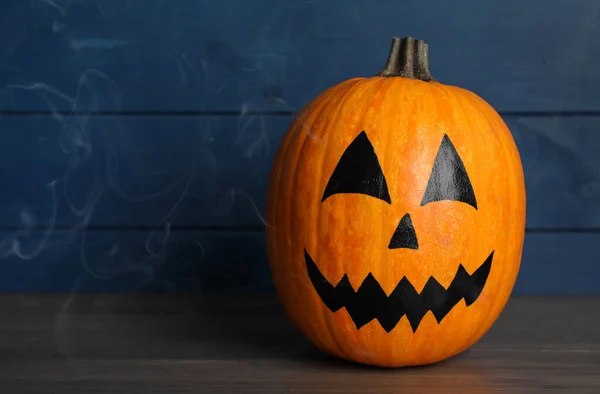 Tökfej Rajzolt Kísérteties Arccal Asztalon Hely Szövegnek Halloween Ünnepe — Stock Fotó