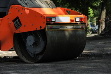 Şehir sokağındaki modern patenci, yakın plan. Yol onarım servisi