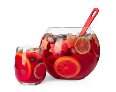 Bardak ve kase Red Sangria beyaza izole edilmiş.